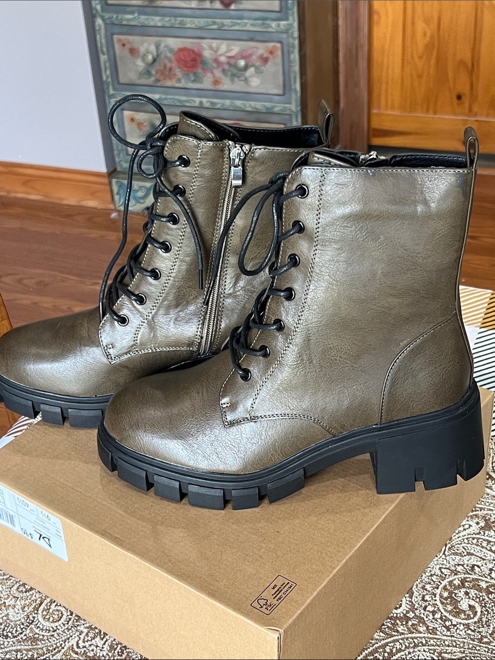 NIB Dirty Laundry Newz Combat Boots Size 9.5 Olive Green Black Soles Side Zip